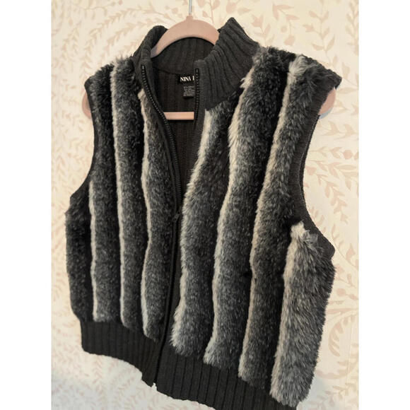 Nina Leonard Cozy Faux Fur/Wool Vest - Stylish Layering - Picture 3 of 6